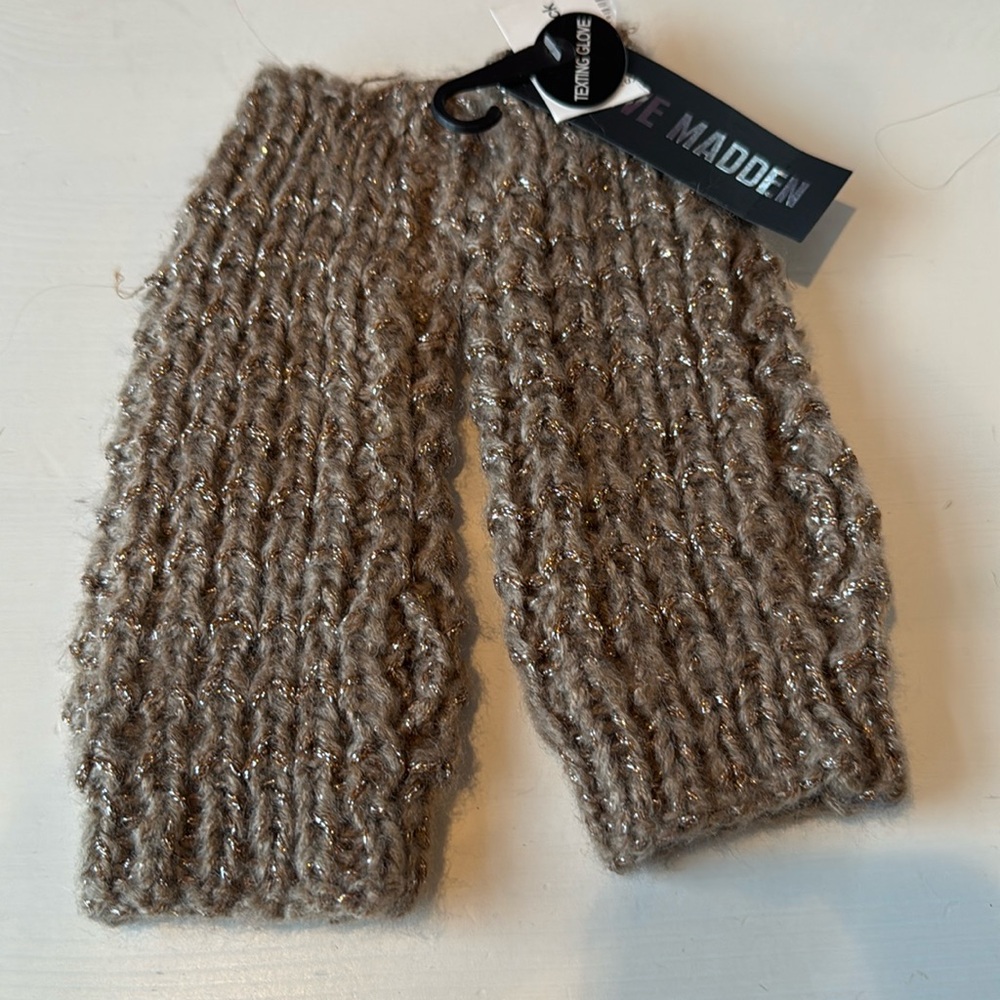 Steve Madden Knit Hand/Wrist warmers - beige